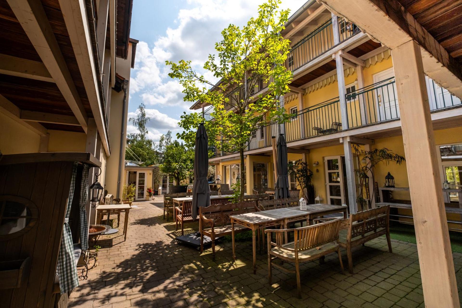 Landhaus Hotel Wolfratshausen Exterior photo